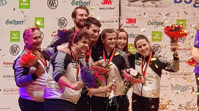 Hatten als Vizemeister allen Grund zur Freude (von links): Jürgen Grötzinger, Florian Faber, Nico Schiffhauer, Sarah Reincke, Jennifer ...