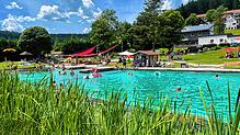 Das Freibad in Schönwald lockt im Sommer Einheimische wie Touristen. Bei einem schlechten Winter reißen es diese Zahl aber nicht heraus. ...