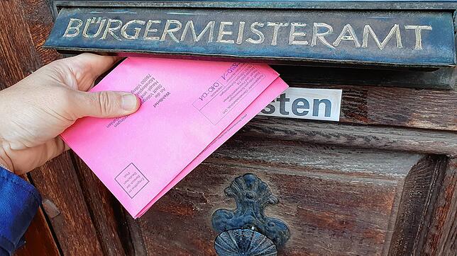 Gewählt und den Stimmzettel verpackt: Am Villinger Rathaus werfen die Briefwähler ihre Kuverts schon seit Tagen ein.