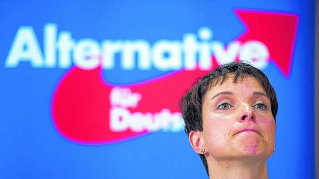 Frauke Petry, Bundesvorsitzende der Partei Alternative für Deutschland (AfD), sorgt mit ihren Äußerungen zum Schusswaffengebrauch ...