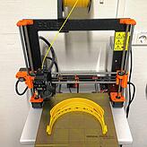 Druck eines Schutzvisier-Prototypen in der Klinik für Zahnärztliche Prothetik am Universitätsklinikum Freiburg.