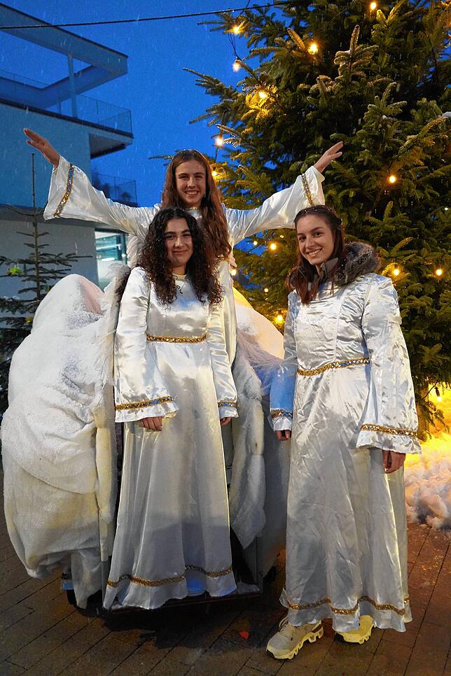 Die drei Weihnachtsengel Emilia, Christina und Iva-Maria hatten Geschenke für die Kinder auf ihrem Wolke-Wagen geladen.