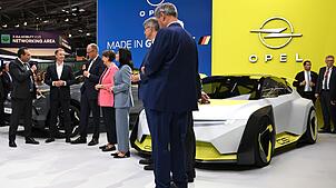 Der Bundeskanzler (M) bei Opel auf der IAA.