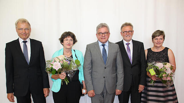 Mit Blumen: Justizminister Gudio Wolf (Mitte) verabschiedete im katholischen Gemeindehaus in Waldshut den langjährigen Präsidenten des ...