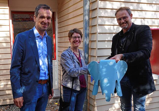 Sie freuen sich über die Eröffnung des Anbaus beim Kindergarten in Ühlingen (von links): Bürgermeister Tobias Gantert, ...