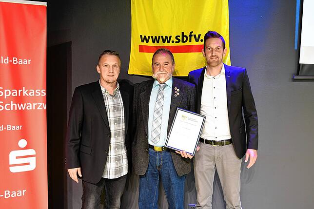 José Allende (Mitte) wurde von Ralf Brombacher (links) und Tobias Doering zum Ehrenmitglied der Schiedsrichtervereinigung ernannt.