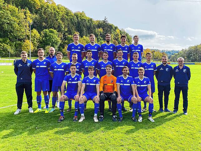Die erste Mannschaft präsentiert sich im Jubiläumsjahr anlässlich 100 Jahre FC Weizen.