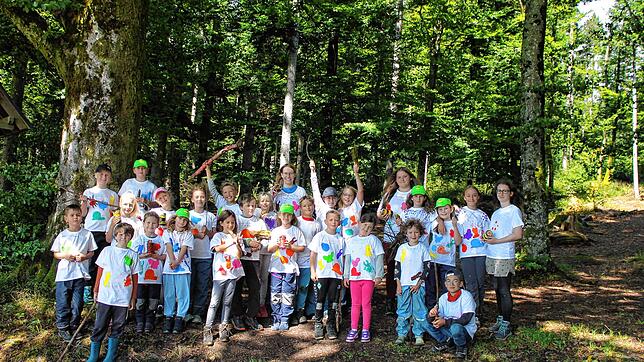 Die Waldkinder (hier in der ersten Woche mit ihren Betreuerinnen) haben ihre T-Shirts mit den behandelten Insekten bunt bemalt. Begonnen ...