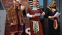 Als Tiger kam Bürgermeister Manfred Härle (links) beim Rathaussturm aus seiner roten Pyramide. Doch die Hohepriester Imhotep (Thomas ...