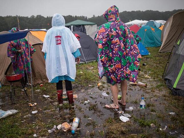 Dreckswetter Dreckswetter: Besucher des Hurricane-Festivals stehen in Regencapes auf dem überschwemmten Zeltplatz. Foto: Sophia Kembowski