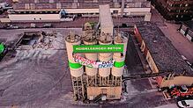 Bei einer Aktion am Montag in Ravensburg hängten die Klimaschützer um Samuel Bosch einen Banner an einen Betonturm.