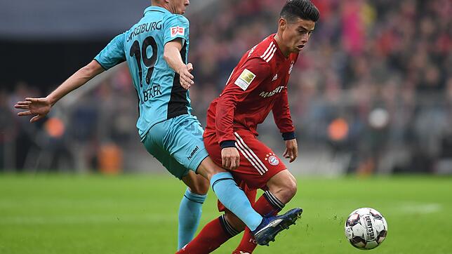 Bayern Münchens Kolumbianer James Rodriguez (r.) und Freiburgs Mittelfeldspieler Janik Haberer (l.) im Zweikampf.