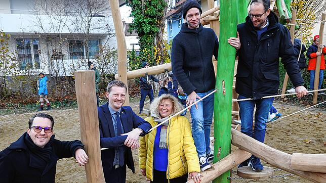 Testeten schon einmal die Haltbarkeit der Spielgeräte auf dem neu gestalteten Spielplatz an der Hebelstraße, der jetzt eröffnet wurde: ...