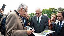 Tragische Familiengeschichte: Winfried Kretschmann zeigt bei seinem Besuch am Hartmannswillerkopf im Elsass die Skizzen eines gefallenen ...
