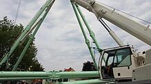 Im Kran sitzt Rudolf Barth, der Chef des 50 Meter hohen Jupiter-Riesenrades.
