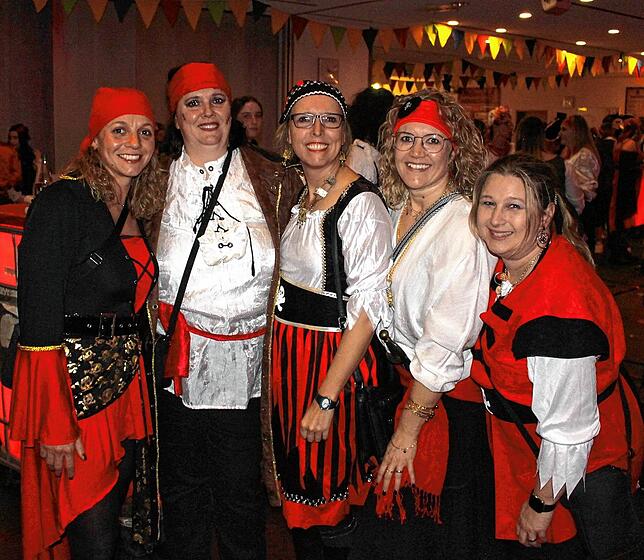 Adrette Piratenbräute beim Chio-Ball.Bild: Marianne Bader