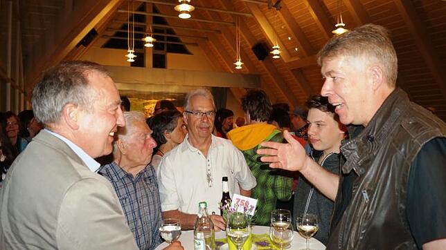 Die Bürger diskutieren die Botschaft von Stadtarchivar Walter Liehner, dass Bambergen schon zu Römerzeiten existierte. Familie Breyer ...
