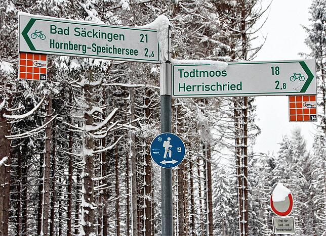 Auch Wanderer haben ihre Strecken im Hotzenwald. Hier sind sie willkommen und können die Winterlandschaft auf gewalzten Strecken ...