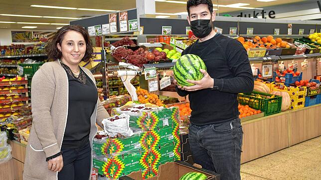 Inhaberin Ismihan Atmaca mit ihrem neuen Marktleiter Faruk Erdem.