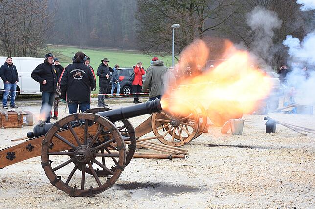 Die Böllerschützen der Region nahmen beim 17. Silvesterböllern der Badischen Böllerschützen Nußdorf lautstarken Abschied vom alten Jahr. ...