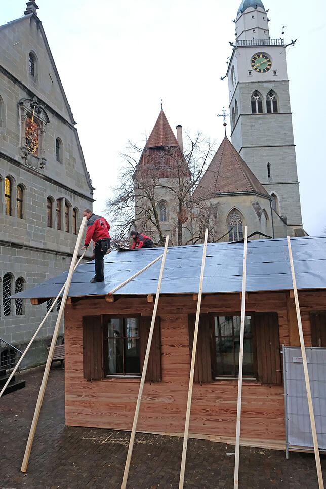 Runter mit den Latten, rauf mit den Latten, runter mit den Latten – zweimal mussten die Zimmerleute gestern umdisponieren, bis ...