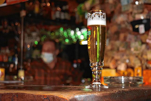 Ausgetrunken: Ab Montag bleiben die Biergläser wie hier in der Kneipe Galgenhölzle vermutlich leer.