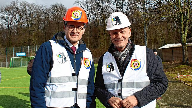 Mit Schutzhelm und Weste ausgerüstet beim Spatenstich: Generalkonsul Ivan Sablic (links) und Bernd Häusler, Oberbürgermeister von ...