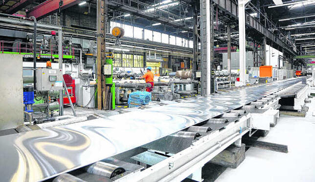 Das Walzwerk der Alu-Firma Constellium (im Bild die lange Walzstraße) mit seinen rund 600 Mitarbeitern soll ausgelagert werden, um ...