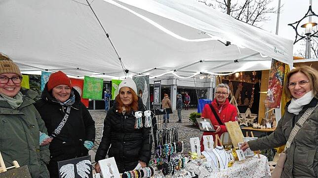 Es herrschte an den Markthütten reges Treiben. Der Nikolaus verteilte an beiden Tagen seine Süssigkeiten an die kleinen Besucher. Für ...