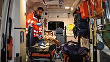 Nach einem Umbau sind zwei Patientendarsteller im Krankentransportwagen des DRK bei der Übung bereit für eine Fahrt ins Klinikum. ...