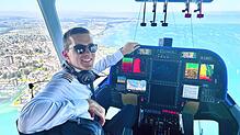 Blick auf den See und die gesamte Region: Pilot Viktor Schacht im Cockpit des Zeppelins.
