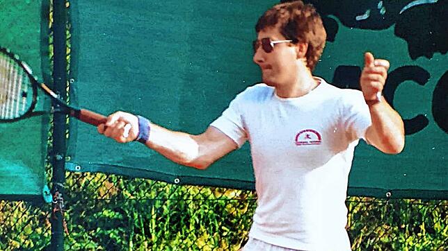 Gerd Felber erinnert sich noch gut an die Anfänge im Tennis-Club Gurtweil. Das Bild zeigt ihm im „Dress-Code“ der 80er Jahre.