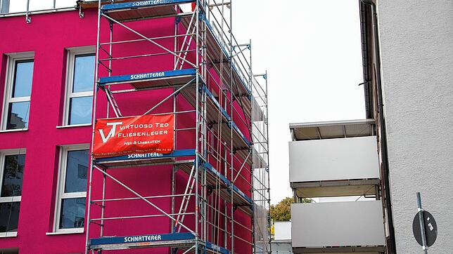 Im Konstanzer Stadtteil Petershausen ist dieses Haus in Magenta nur ein Beispiel für Nachverdichtung.