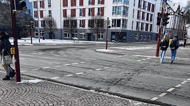 Entspannte Schüler oder ältere Leute, viele sind bei rot immer noch auf der Straße.