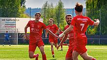 Der 1. FC Rielasingen-Arlen feiert das Tor zum 3:1-Endstand über Teningen durch Elias Christiansen.