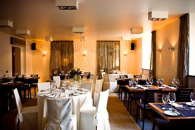 Ein gehobenes Speiserestaurant mit Flair. Das wäre im Weihereschle schon eher denkbar. Bild: Andrejs Nikiforovs – stock adobe.com