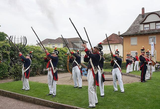Großer Auftritt: Bürgerwehr Tiengen und Spielmannszug beim Schwyzertagsfestgottesdienst 2021 im Tiengener Schlossgarten &ndash; im ...