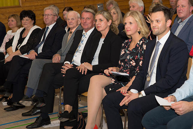 Neben Johannes Henne und Emma Heinz in der vordern Reihe (von recths): Susanne und Jürgen Beisswenger, August Grundhöfer, Alois und ...