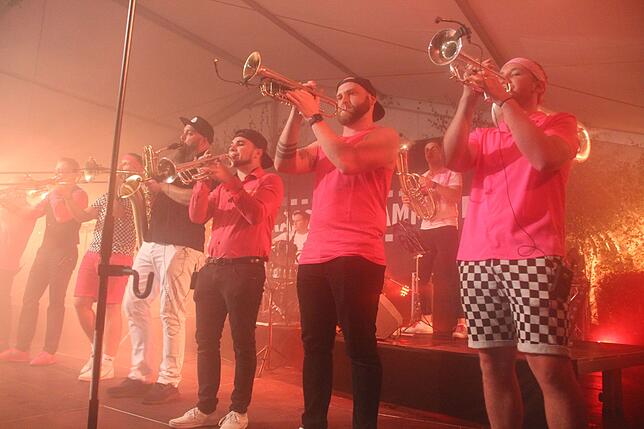 Mit Elan: Nach Mitternacht erst durfte die Stühlinger Band Brasslufthamma auf die Bühne beim Jubiläumsfest-Auftakt des Musikvereins ...