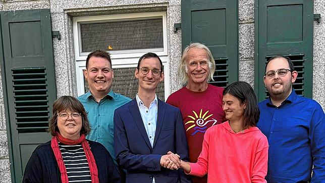 Die Landtagsabgeordneten Daniela Evers und Niklas Nüssle gratulieren Jan-Lukas Schmitt zur Nominierung, ebenso Bernd „Blondie“ ...
