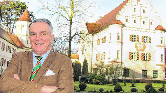 Albrecht Graf von Brandenstein-Zeppelin vor seinem Anwesen in Mittelbiberach.