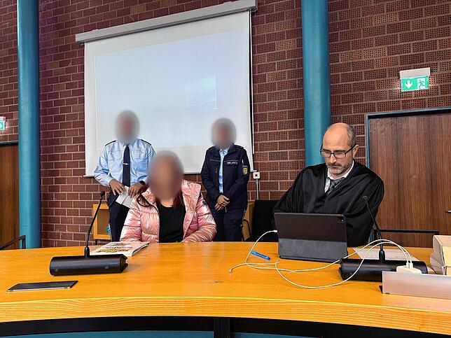 Eine 45-jährige Angeklagte (links) sitzt neben ihrem Verteidiger Jens Weimer im Landgericht Konstanz. Der Frau wird Mord vorgeworfen. ...