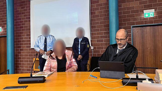 Eine 45-jährige Angeklagte (links) sitzt neben ihrem Verteidiger Jens Weimer im Landgericht Konstanz. Der Frau wird Mord vorgeworfen. ...