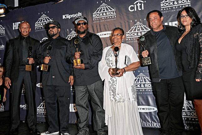 Die Rap-Pioniere N.W.A. &ndash; oder zumindest ein Teil davon: Dr. Dre (von links), Ice Cube, MC Ren, Kathy Right für ihren verstorbenen ...