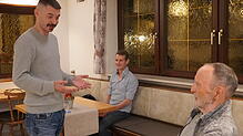 Kandidat Alexander Maul (links) im Dialog mit Herbert Grau. In der Mitte Bernd Steffelin.