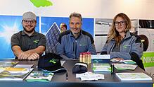 Mario Weissenrieder, Oliver Fleig und Victoria Paul (von links) von der TGA Bodensee präsentieren beim Gewerbetag in Salem ihre Firma.