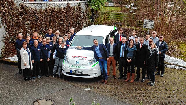 Seit 2017 kommt als Bürgerbus in der Gemeine Murg ein elektrischer, siebensitziger Nissan zum Einsatz. Unser Bild zeigt links Monika ...
