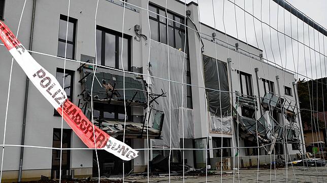 Der Blumberger Neubau wenige Tage nach der Baggerattacke.