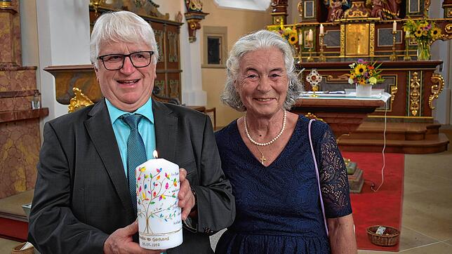 Gerhard und Aurelia Zolg feierten goldene Hochzeit. Nach dem Gottesdienst luden sie zum Sektumtrunk ein.