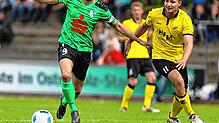 Der Stockacher Marius Henkel (links) ist kaum zu stoppen. Auch beim 2:0-Heimsieg über den SV Denkingen (rechts Marcel Lienemann) ...